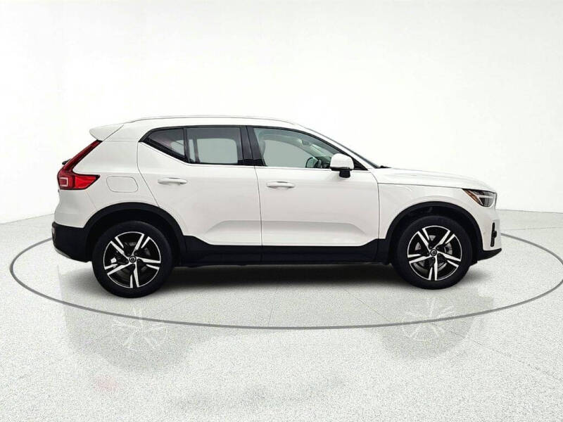 2023 Volvo XC40 B5 Plus Bright Theme