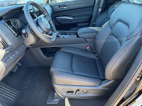 2025 Nissan Pathfinder SL