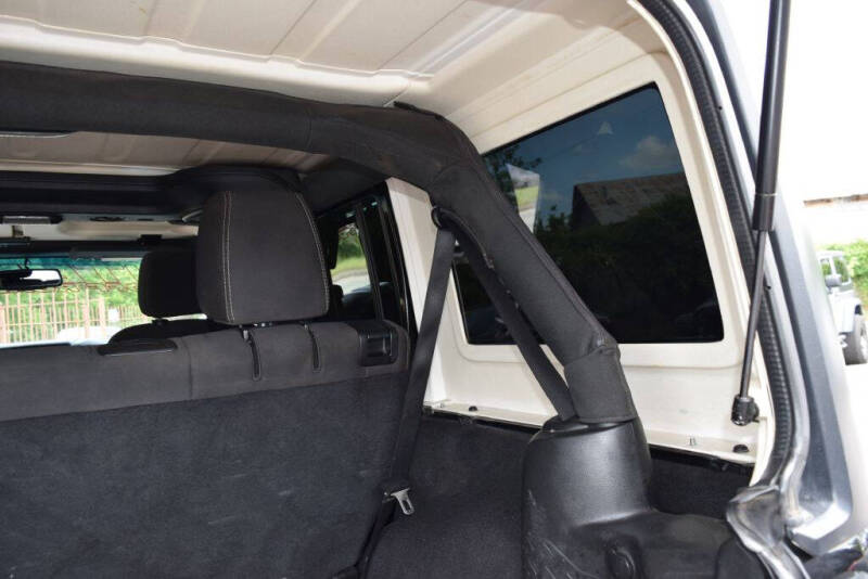 2015 Jeep Wrangler Unlimited Sahara photo 29