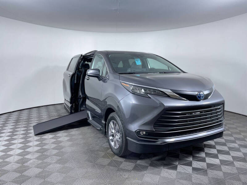 2025 Toyota Sienna XLE's photo