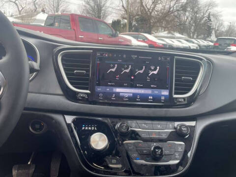 2025 Chrysler Pacifica Select