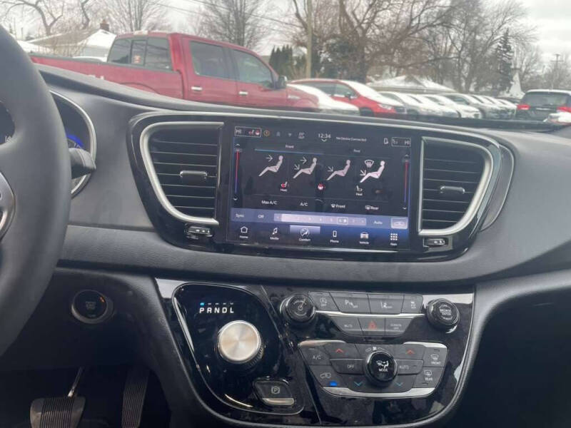 2025 Chrysler Pacifica Select