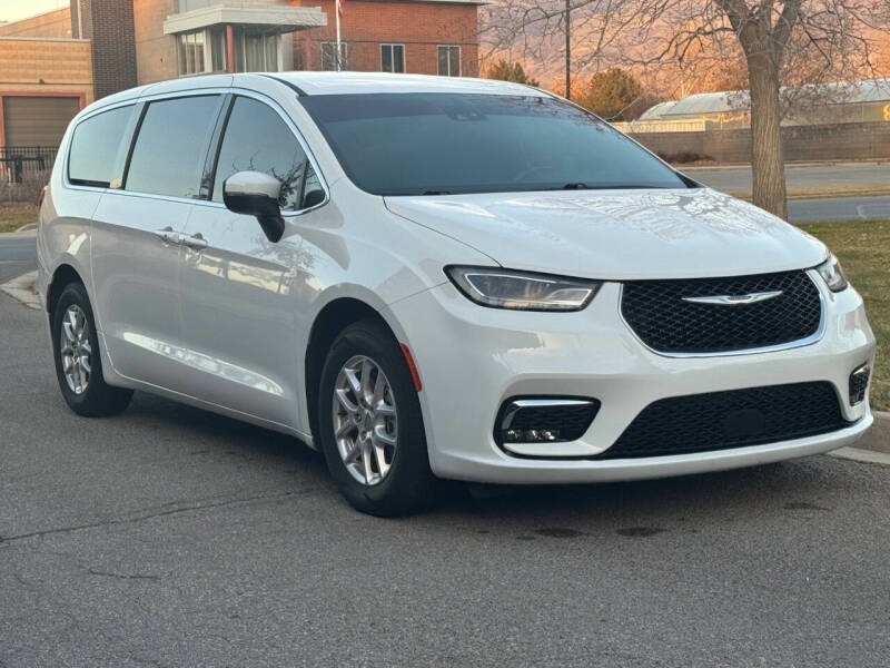 2023 Chrysler Pacifica Touring's photo