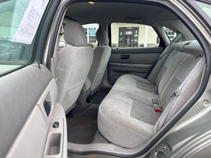 2004 Ford Taurus SE