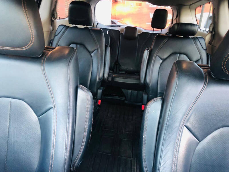 2017 Chrysler Pacifica Touring-L Plus