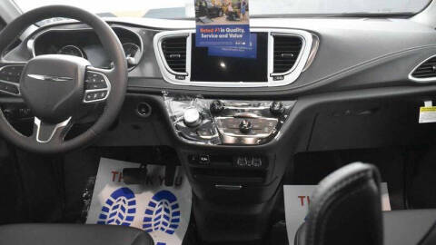 2025 Chrysler Pacifica Select