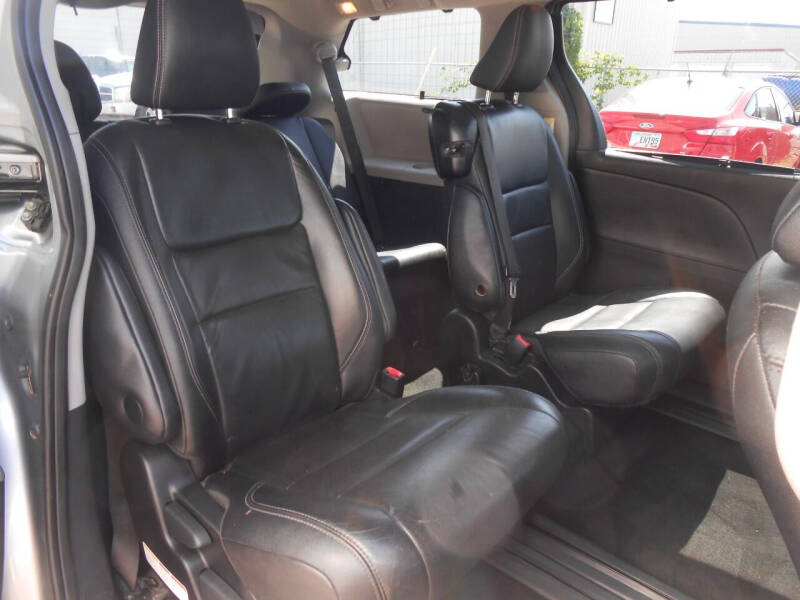 2015 Toyota Sienna SE 8-Passenger