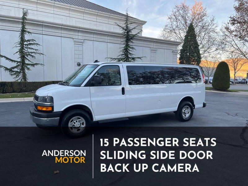 2023 Chevrolet Express Passenger LT's photo