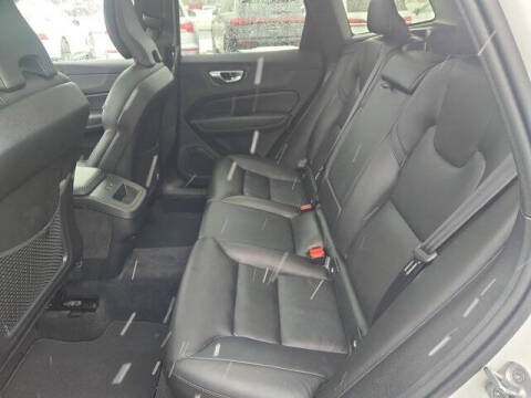 2025 Volvo XC60 B5 Core Dark Theme