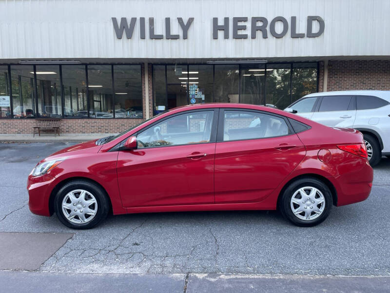 Hyundai Accent's photo