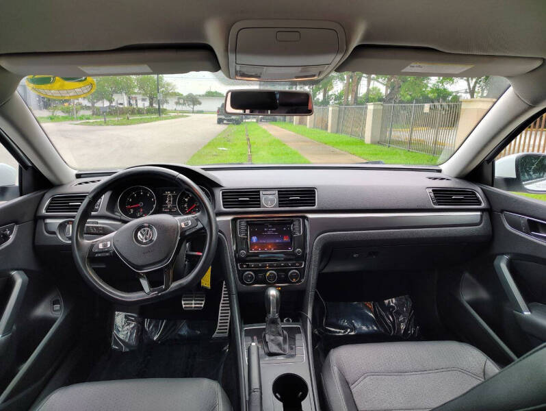 2017 Volkswagen Passat 1.8T R-Line