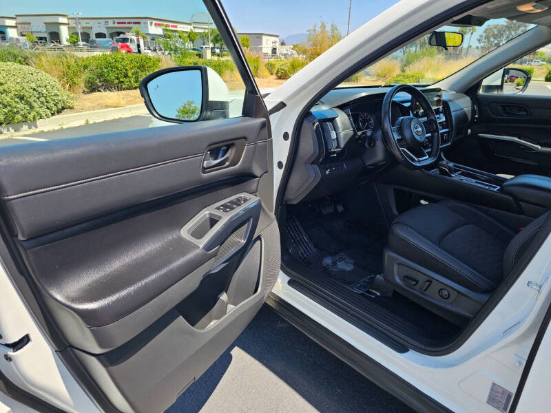 2024 Nissan Pathfinder SV