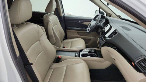 2022 Honda Pilot Touring w/Rear Captain's Chairs