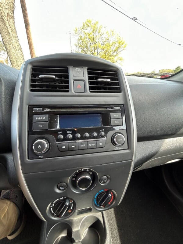 2015 Nissan Versa Sedan SV photo 10