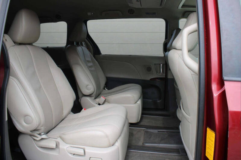 2014 Toyota Sienna XLE 7-Passenger