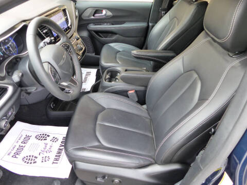 2025 Chrysler Pacifica Select