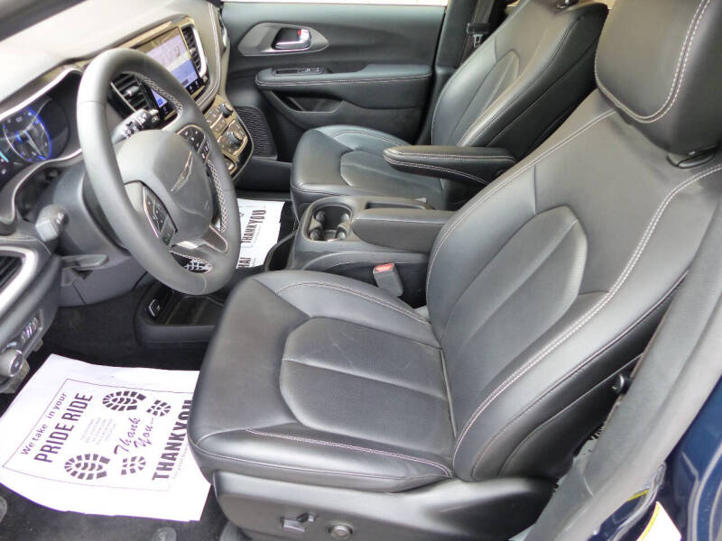 2025 Chrysler Pacifica Select