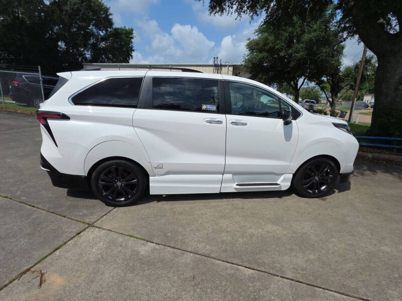2022 Toyota Sienna XSE's photo