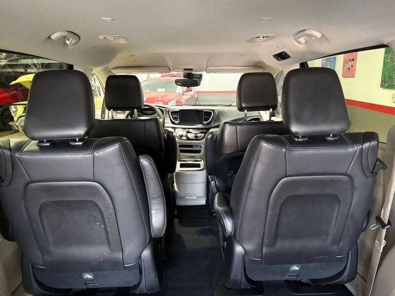 2024 Chrysler Pacifica Plug-In Hybrid Select