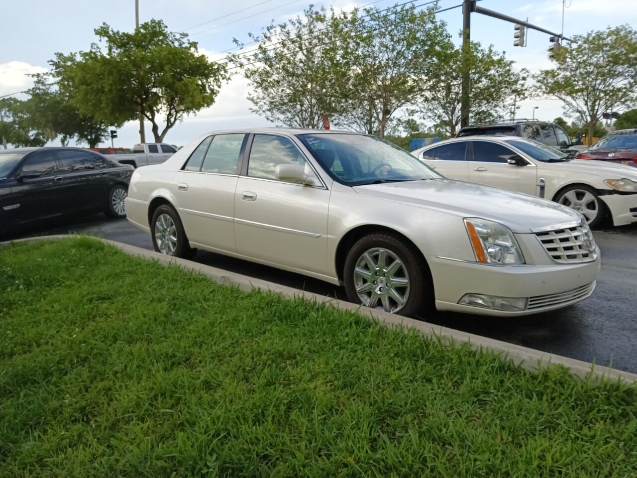 2011 Cadillac DTS Sedan - $7,950