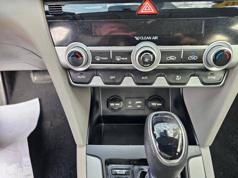 2020 Hyundai Elantra SEL photo 20