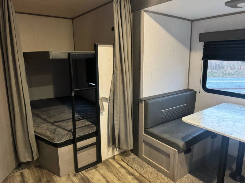 2022 Coleman LANTERN 263BH