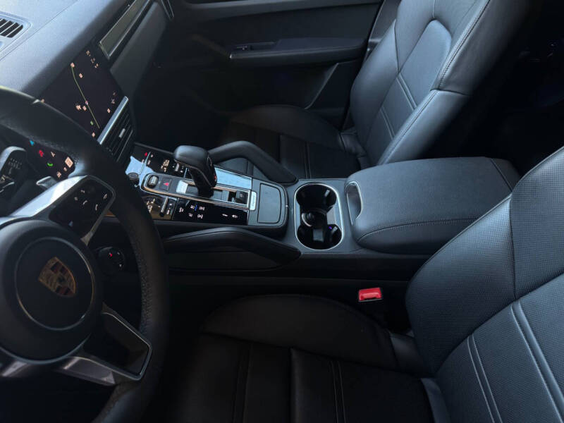 2023 Porsche Cayenne Coupe Platinum Edition