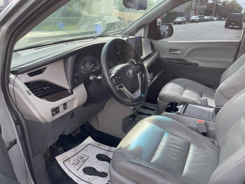 2015 Toyota Sienna XLE 7-Passenger Auto Access Seat