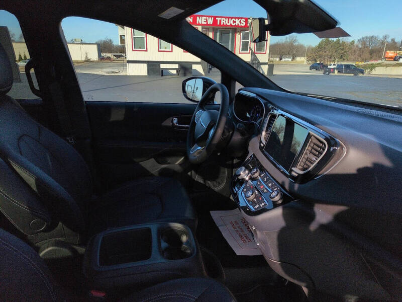 2026 Chrysler Voyager LX