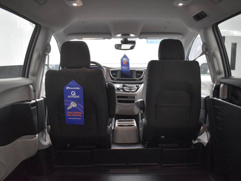 2023 Chrysler Voyager LX