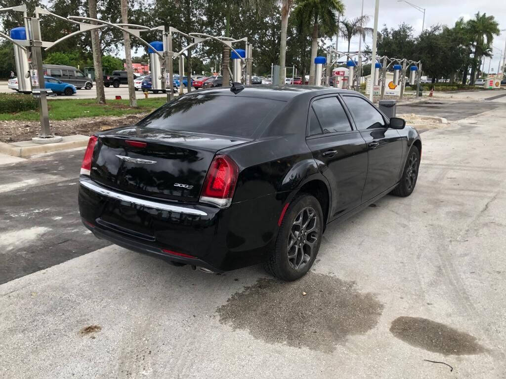 2019 CHRYSLER 300 Sedan - $18,500