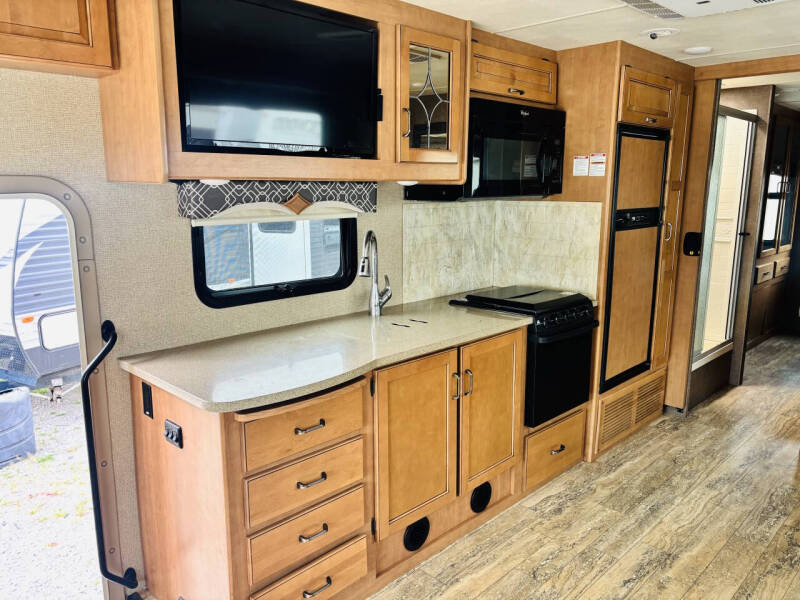 2017 Thor Motor Coach Hurricane 31S