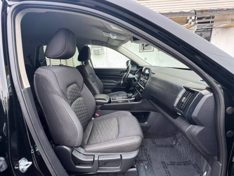 2025 Nissan Pathfinder SV