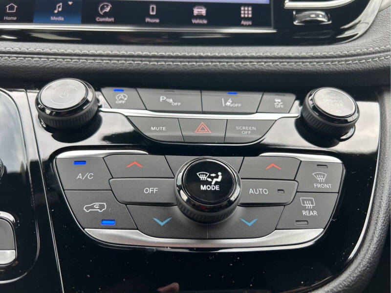 2027 Chrysler Pacifica Select