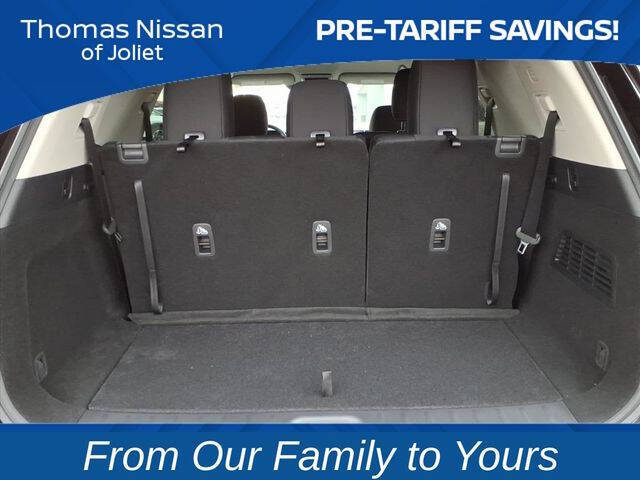 2025 Nissan Pathfinder SV