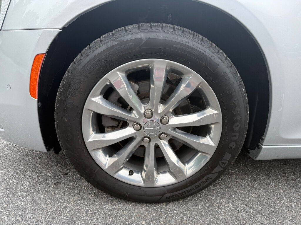 2019 Chrysler 300 12