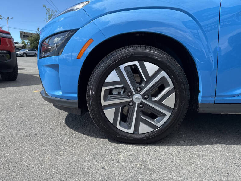 Used 2022 Hyundai Kona EV SEL with VIN KM8K33AGXNU139206 for sale in Edmonds, WA