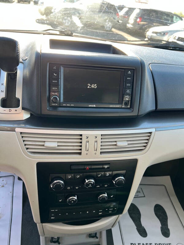 2010 Volkswagen Routan SE