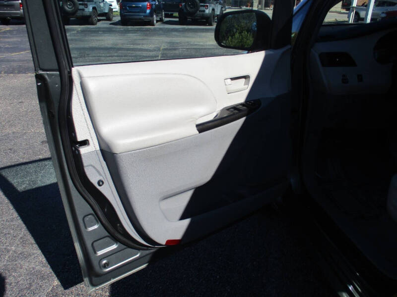 2011 Toyota Sienna LE 7-Passenger