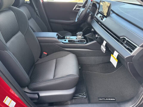 2025 Mitsubishi Outlander ES