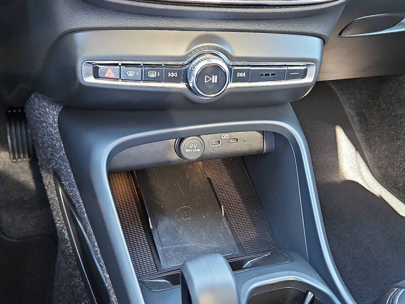 2025 Volvo XC40 B5 Core Bright Theme