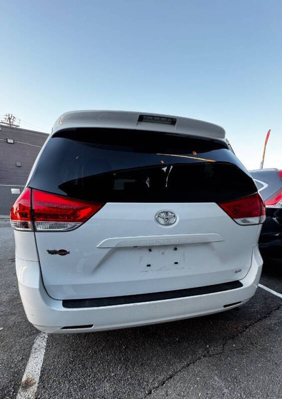 2014 Toyota Sienna LE 8-Passenger