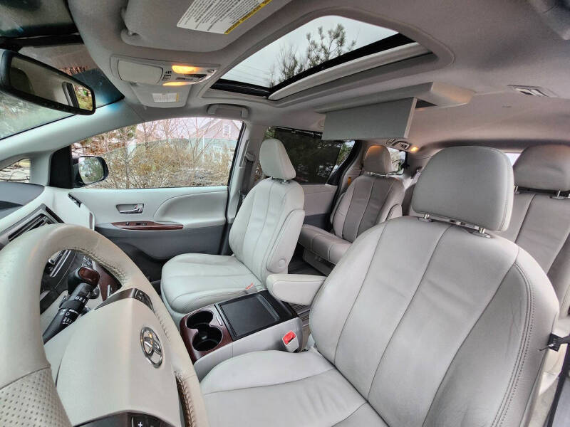 2013 Toyota Sienna XLE 8-Passenger