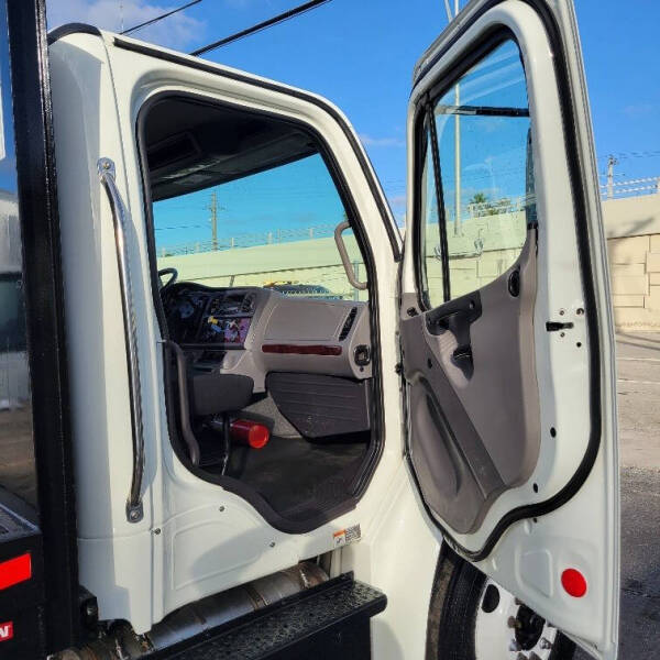 2017 Freightliner Business class M2