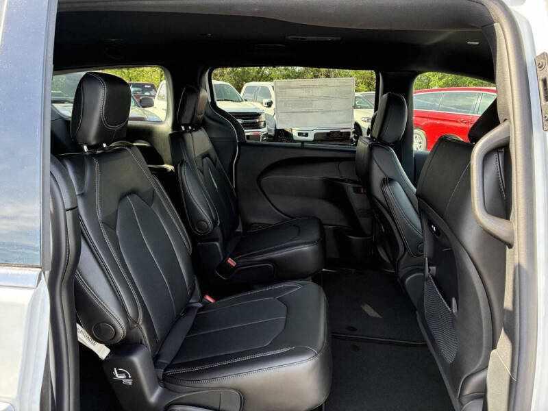 2027 Chrysler Pacifica Select