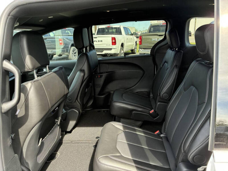 2027 Chrysler Pacifica Select