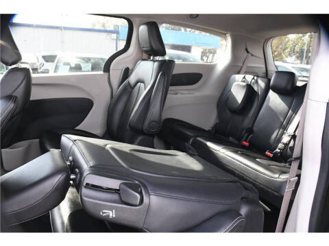 2024 Chrysler Pacifica Plug-In Hybrid Select