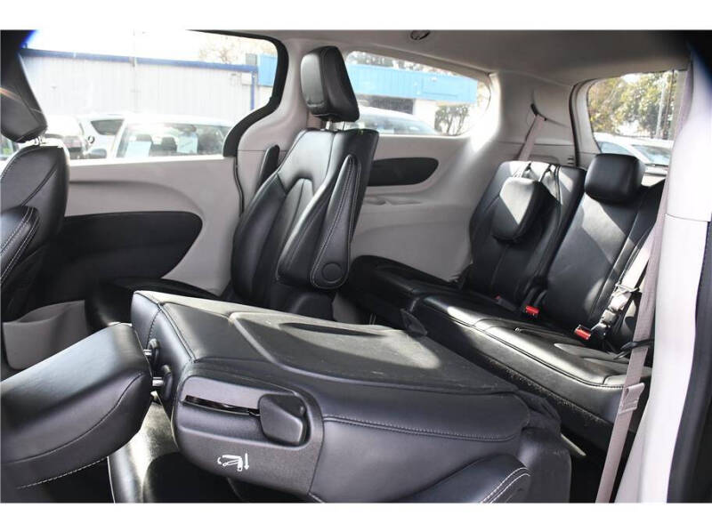 2024 Chrysler Pacifica Plug-In Hybrid Select