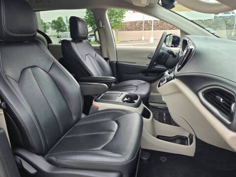 2024 Chrysler Pacifica Plug-In Hybrid Select