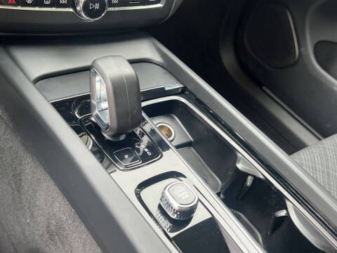 2024 Volvo XC60 B5 Core Dark Theme